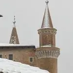 Maltempo, neve e vento forte nelle Marche: Urbino imbiancata dalla neve, lo spettacolo è mozzafiato [FOTO]