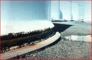 Figura 1 - Instabilità “a piede d’elefante” alla base di un serbatoio, causata dal terremoto di Loma Prieta (California) del 1989