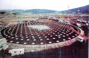 Figura 13 - Installazione degli isolatori alla base di uno dei 2 serbatoi della Egegaz ad Aliaga (Turchia)