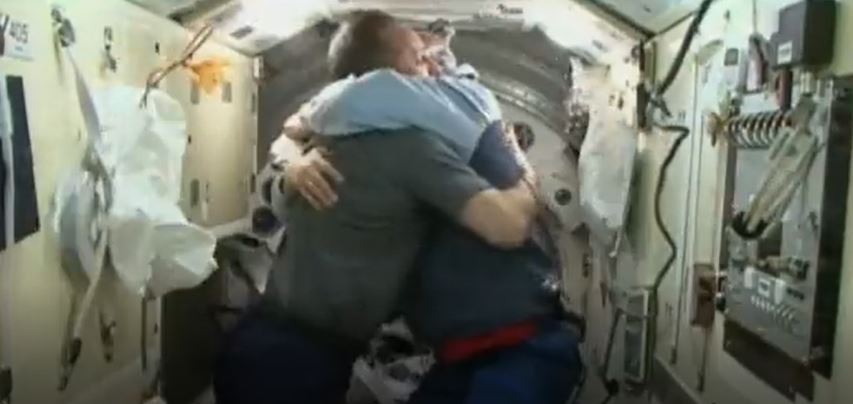 abbracci stazione spaziale