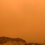 Non è Marte ma la Spagna: la polvere del Sahara tinge di rosso la costa mediterranea del Paese, un evento di “calima” così intenso non accadeva da decenni | FOTO e VIDEO