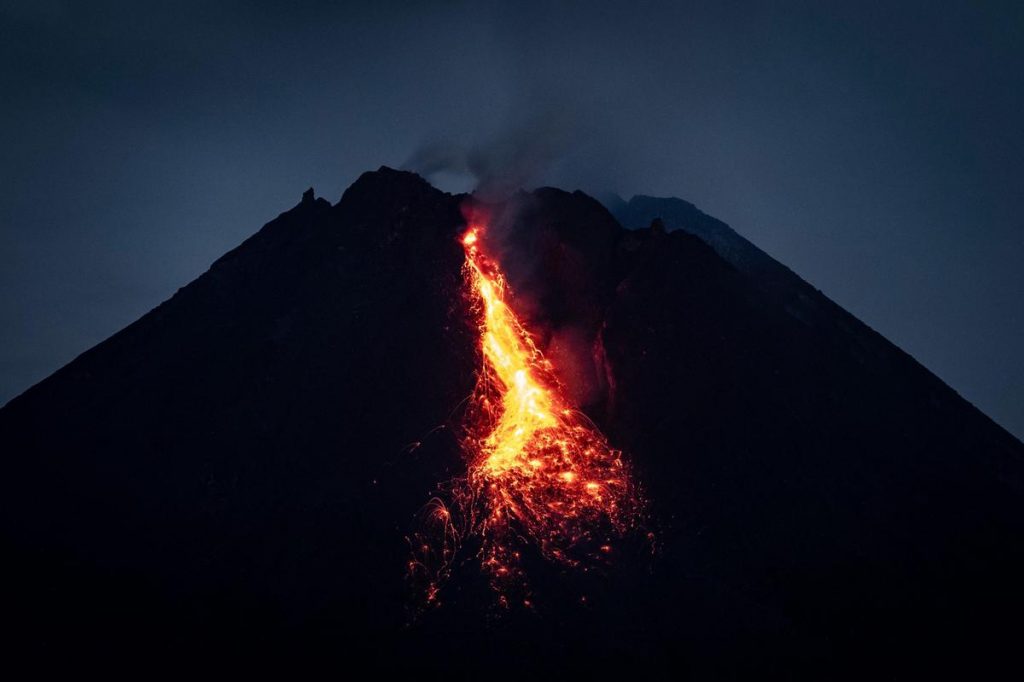 eruzione merapi indonesia