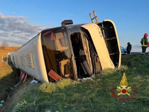 incidente autobus ribaltato