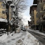 Meteo, le Alpi occidentali si coprono di bianco dopo oltre 3 mesi: neve fino a 600-800 metri in Piemonte | FOTO