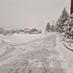 Meteo, neve gialla in Valle d’Aosta: l’effetto della sabbia del Sahara a La Thuile | FOTO e VIDEO