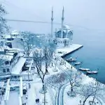 Meteo, continuano le abbondanti nevicate a Istanbul: centinaia di voli cancellati e traffico in tilt | FOTO e VIDEO