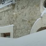 Maltempo, nevica senza sosta in Abruzzo: Sant’Eufemia a Maiella e Roccacaramanico sepolte da 2 metri di neve – FOTO e VIDEO