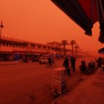Meteo, tempesta di sabbia in Marocco: scene apocalittiche da Oujda, immersa in un’atmosfera rosso fuoco | FOTO e VIDEO