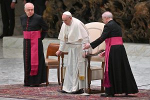papa francesco dolore ginocchio