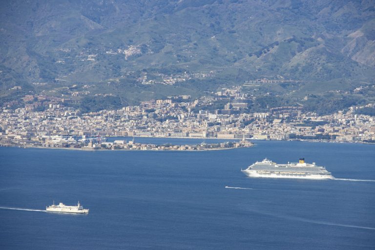 Stretto di Messina reggio calabria porto
