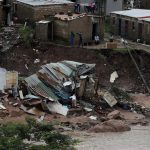 Piogge torrenziali e inondazioni flagellano il Sudafrica: case e strade spazzate via, quasi 400 morti | FOTO