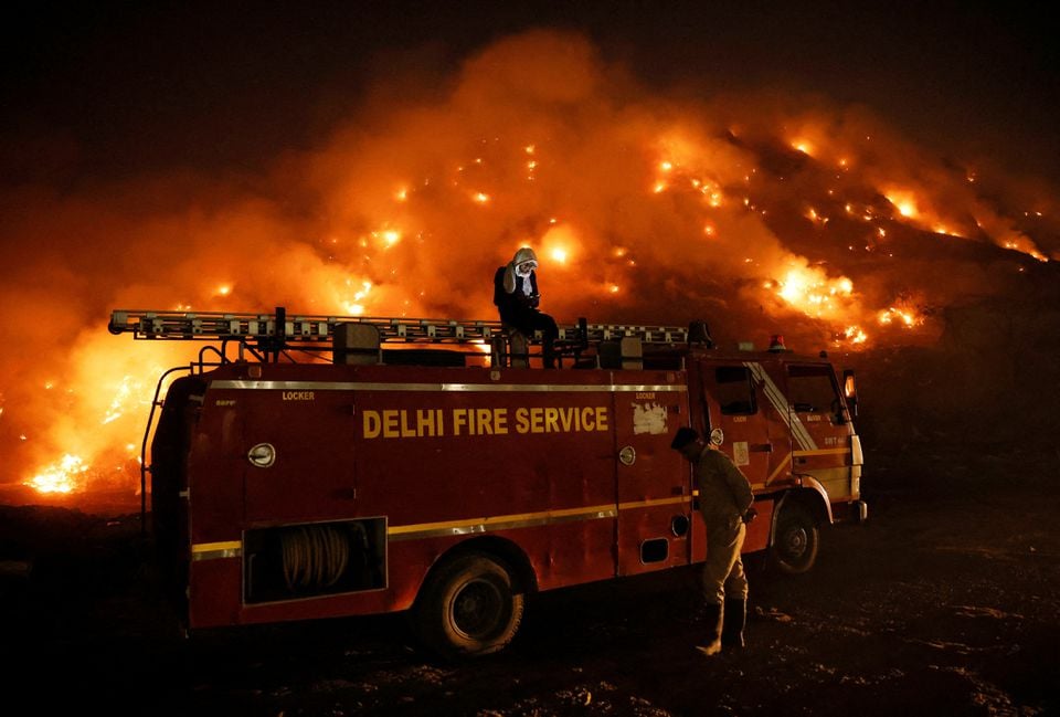 incendio discarica new delhi