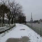 Temperature gelide e neve in Francia: i fiocchi imbiancano anche Parigi | FOTO e VIDEO