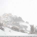 Maltempo, aprile inizia con freddo e neve: fiocchi a Castelluccio e sulle vette dell’Appennino | FOTO