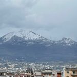 Colpo di coda dell’inverno: neve sul Vesuvio e temperature in calo | FOTO