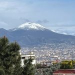 Colpo di coda dell’inverno: neve sul Vesuvio e temperature in calo | FOTO