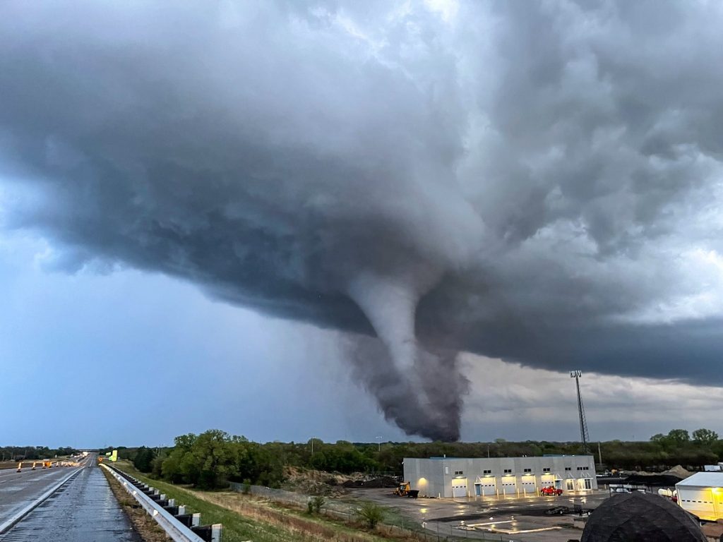 tornado kansas
