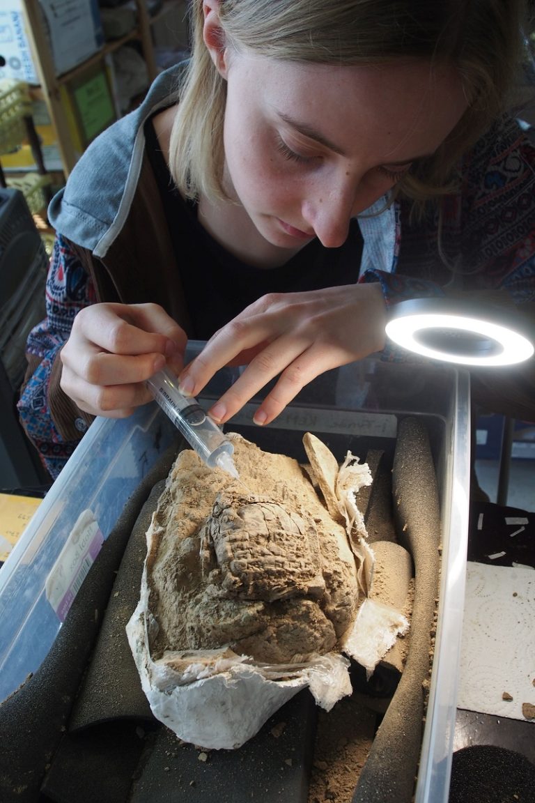 Un restauratore recupera con cura le tavolette cuneiformi da un vaso di ceramica aperto nel laboratorio del team di scavo a Duhok (Foto: Università di Friburgo e Tubinga, KAO)