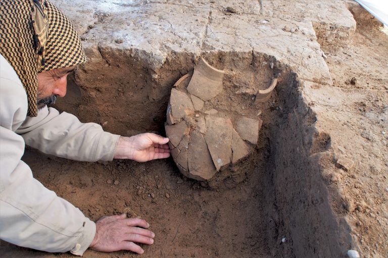 Uno dei vasi con tavolette cuneiformi viene ispezionato prima di essere recuperato (Foto: Università di Friburgo e Tubinga, KAO)