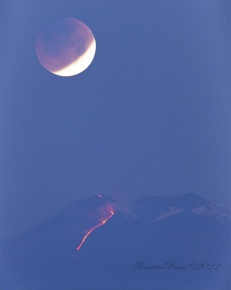 eclissi lunare 16 maggio 2022 con etna in eruzione