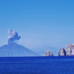 Stromboli, esplosione dal vulcano: paura a Ginostra. Le FOTO in diretta