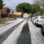Tempesta di pioggia e grandine su Madrid: allagamenti e strade coperte di bianco | FOTO e VIDEO
