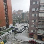 Tempesta di pioggia e grandine su Madrid: allagamenti e strade coperte di bianco | FOTO e VIDEO