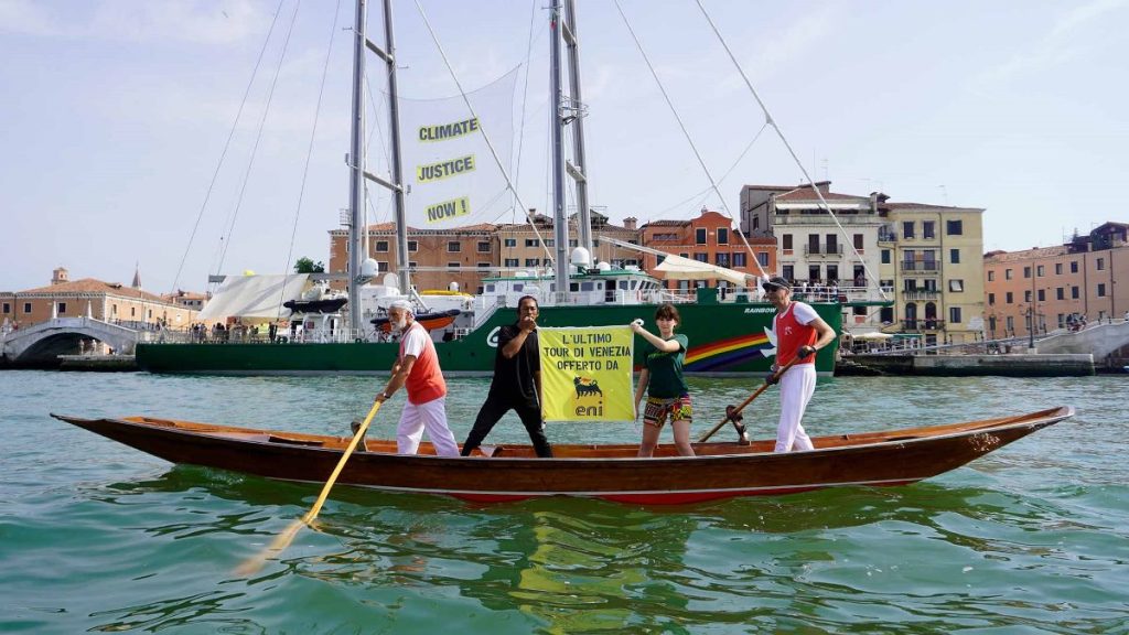 protesta greenpeace venezia