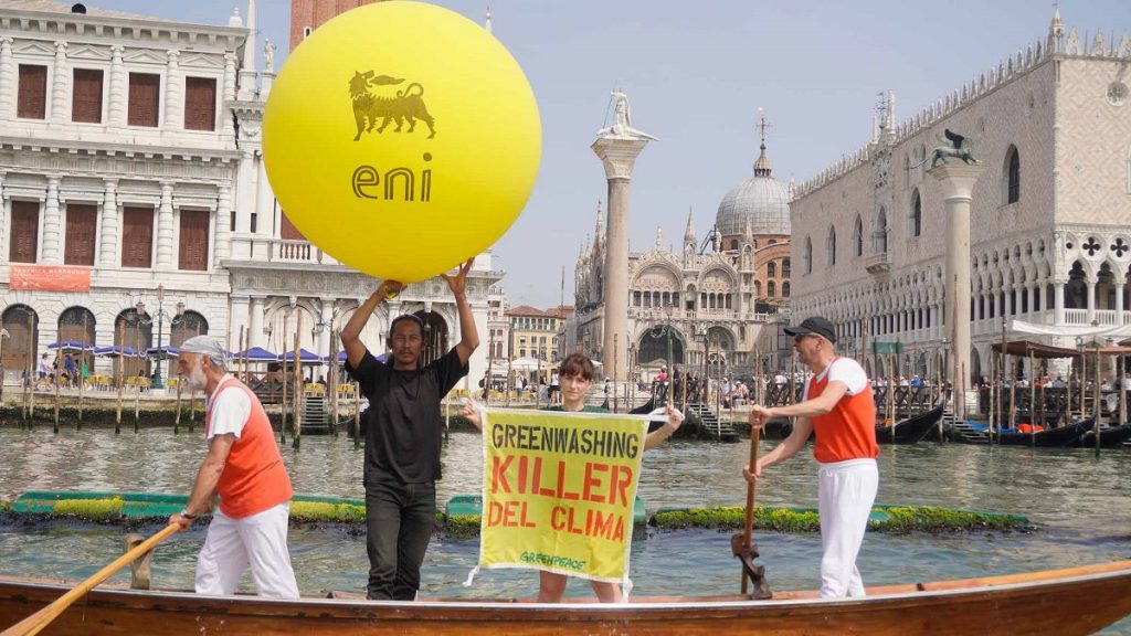protesta greenpeace venezia