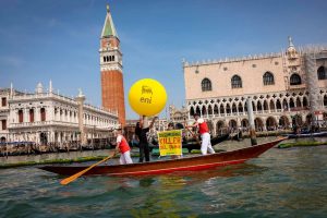 protesta greenpeace venezia