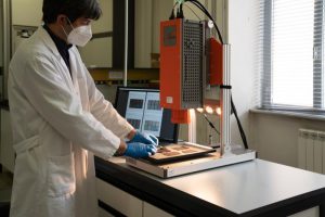 ricercatore tracce biologiche