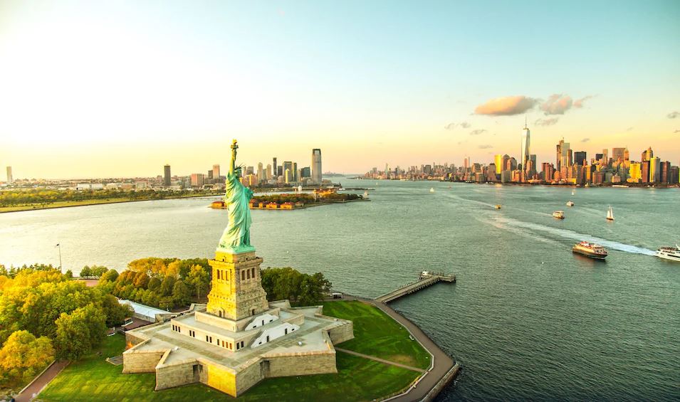 statua della libertà e ellis island USA