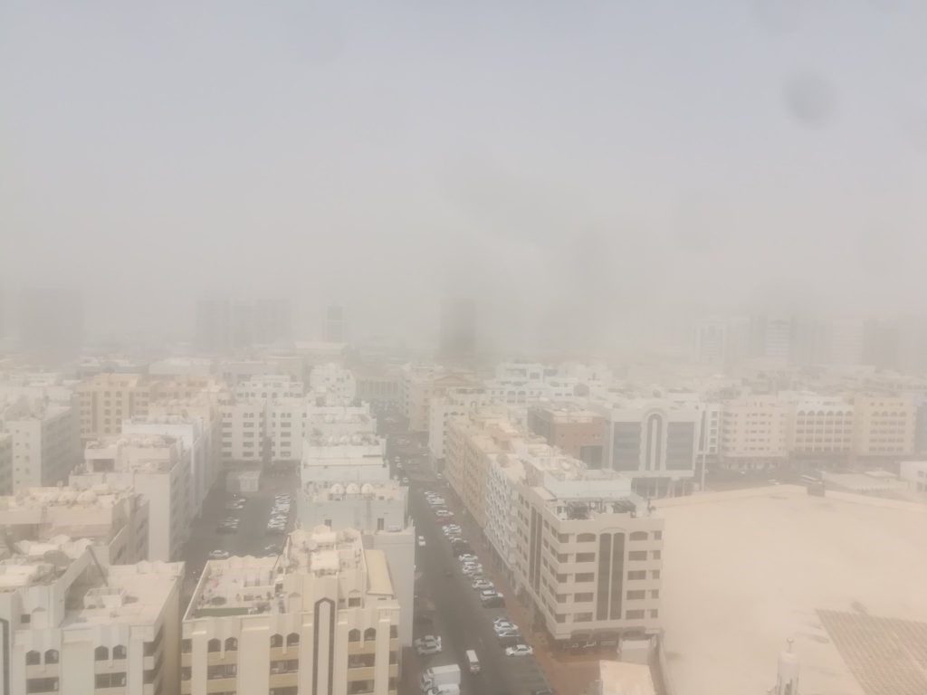 tempesta di sabbia abu dhabi