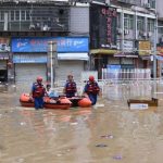 Pesanti alluvioni nel Sud della Cina: strade invase da fiumi di fango, 200mila sfollati | FOTO