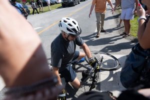 biden cade bicicletta