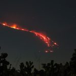 Etna, una lingua di fuoco nella notte | FOTO