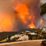 Grosso incendio nel sud della Spagna: evacuazioni in corso, feriti 3 pompieri | FOTO