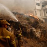 Incendio fuori controllo alla periferia di Atene: danni ed evacuazioni | FOTO