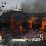 Incendio fuori controllo alla periferia di Atene: danni ed evacuazioni | FOTO
