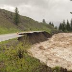 Inondazioni e frane devastano Yellowstone: case, strade e ponti distrutti, chiuso il parco | FOTO e VIDEO