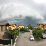 Maltempo, squall-line tra Piemonte e Lombardia: forti temporali con grandine in atto | FOTO e VIDEO LIVE