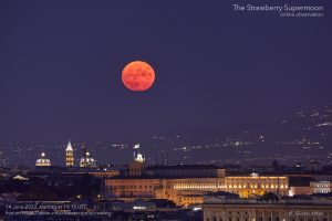 La Luna piena di giugno ruberà la scena la prossima settimana: è la seconda di 4 Superlune consecutive (termine non scientifico che indica un plenilunio che coincide con il perigeo, il punto più vicino alla Terra nella sua orbita mensile). Una superluna può apparire leggermente più grande della Luna, soprattutto se paragonata a quando è più lontana dalla Terra, ha spiegato la NASA: può apparire fino al 30% più luminosa e fino al 17% più grande, ma non apparirà molto diversa dalla norma per l'osservatore occasionale. Il plenilunio della Superluna della Fragola toccherà il suo apice alle 13:51 ora italiana, ma apparirà piena agli osservatori anche la sera precedente e successiva a tale orario. Quindi sarà possibile vedere la Luna in tutto il suo splendore dal 13 al 15 giugno. Prende il nome di "Fragola" dalla breve stagione di raccolta delle fragole con cui coincide. La Luna piena di giugno, inoltre, sarà la Luna piena più bassa del 2022, in quanto sorgerà a soli 23,3 gradi sopra l'orizzonte meridionale all'inizio del 15 giugno per gli osservatori a Washington, DC, ha affermato la NASA. Questo perché sta arrivando prima del solstizio d'estate del 21 giugno. "Al Solstizio d'Estate, il Sole appare più alto nel cielo rispetto al resto dell'anno," ha spiegato l'Agenzia spaziale. "Le Lune piene sono opposte al Sole, quindi una Luna piena vicino al Solstizio d'Estate sarà bassa nel cielo". Per vedere la Superluna di giugno non servono ovviamente particolari strumenti, ma se le condizioni meteo non dovessero consentire l'osservazione, un eccezionale webcast consentirà di ammirare lo spettacolo. Martedì 14 giugno il Virtual Telescope Project di Ceccano trasmetterà un live streaming. Il webcast, che inizierà alle 19:15 ora italiana, mostrerà immagini dal vivo della seconda Superluna del 2022, mentre sorge su Roma (video in calce). "Ammireremo la luna piena che sorge sopra i gloriosi monumenti di Roma, la Città Eterna," ha spiegato l'astrofisico Gianluca Masi, del Virtual Telescope Project.