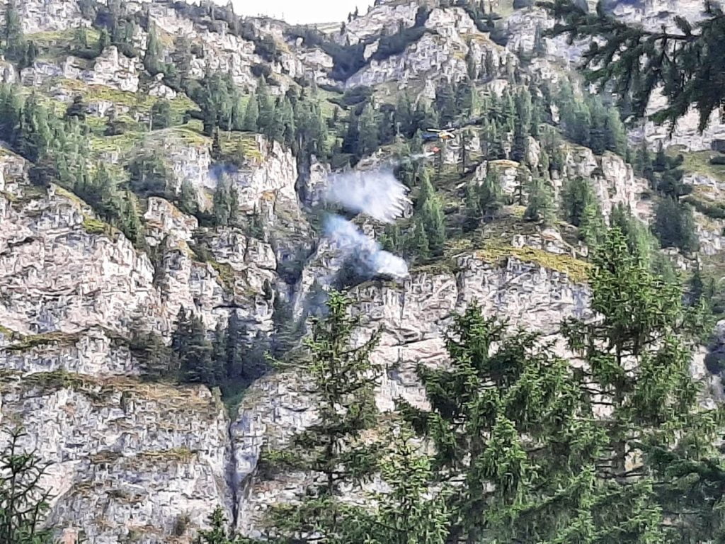 Fulmine innesca incendio boschivo a Tires