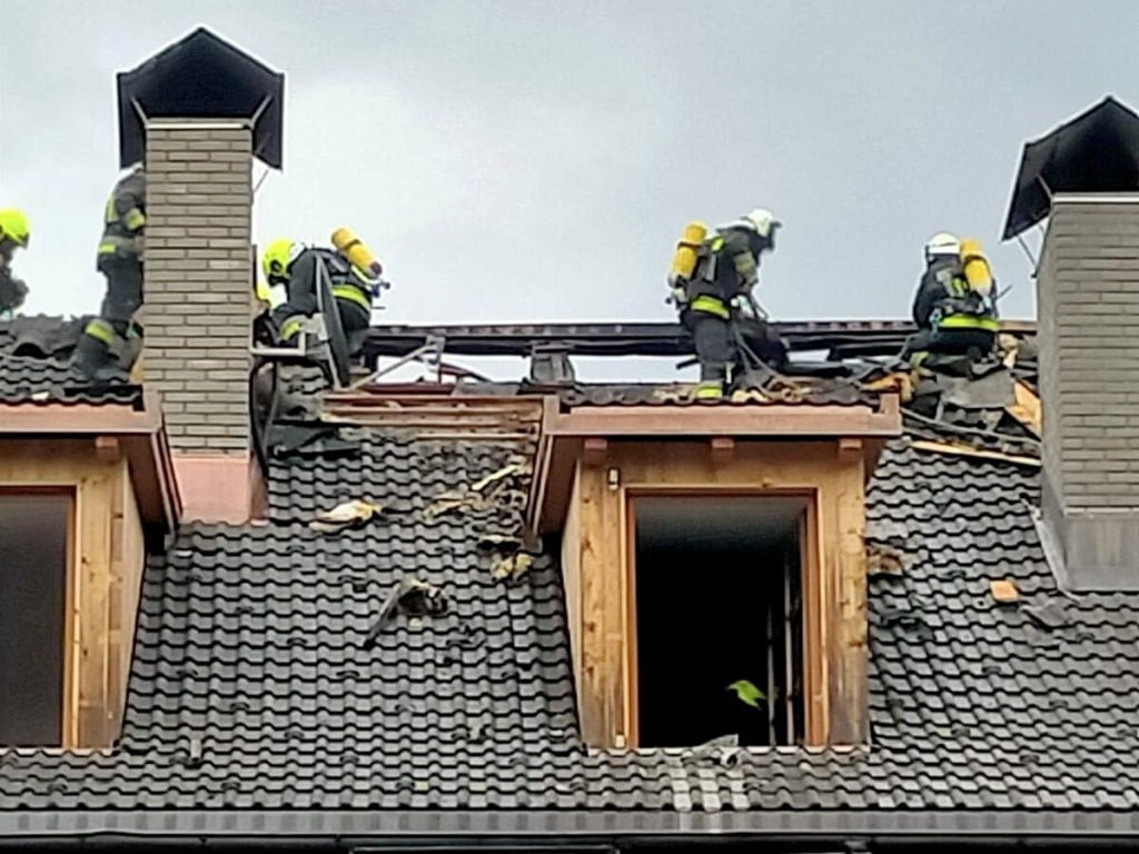Fulmine provoca incendio in un sottotetto a San Candido (1)
