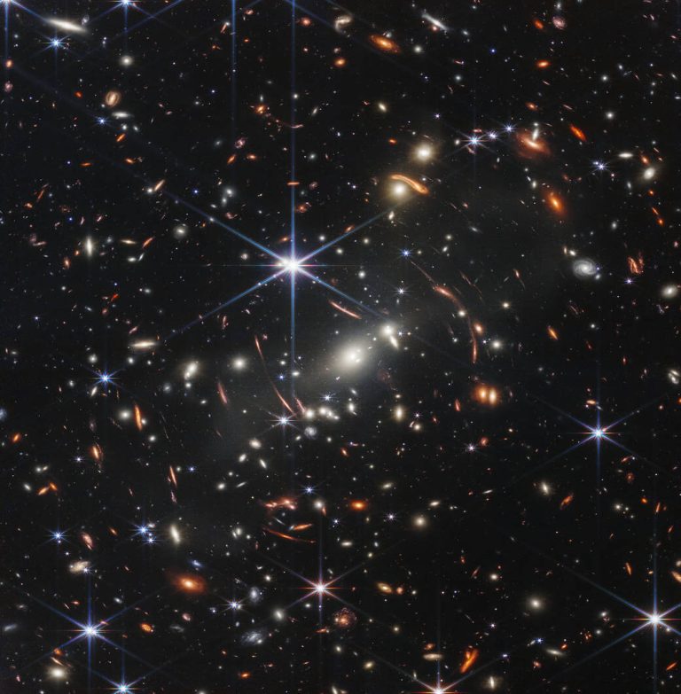 Il telescopio spaziale James Webb della NASA ha prodotto l'immagine infrarossa più profonda e nitida dell'universo lontano fino ad oggi. Conosciuto come il primo campo profondo di Webb, questa immagine dell'ammasso di galassie SMACS 0723 è ricca di dettagli. Migliaia di galassie, inclusi gli oggetti più deboli mai osservati nell'infrarosso, sono apparse per la prima volta alla vista di Webb. Questa parte del vasto universo copre una porzione di cielo grande all'incirca come un granello di sabbia tenuto a distanza di un braccio. Credit: NASA, ESA, CSA, STScI
