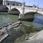 La secca del Tevere fa riemergere le rovine del Ponte Neroniano | FOTO
