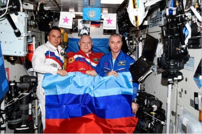 astronauti russi bandiere Luhansk Donetsk iss