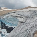 Troppo caldo sulla Marmolada, crolla ampio seracco di ghiaccio: morti e feriti | FOTO e VIDEO