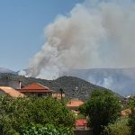 Caldo, siccità e vento forte in Grecia: divampano gli incendi a Kranidi, Amfissa e Itea | FOTO