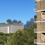 Incendio a Roma, inferno di fuoco a Centocelle: enorme nube tossica tra le case, “boati fortissimi” | FOTO e VIDEO